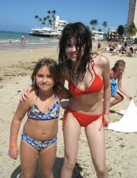 http://t2.gstatic.com/images?q=tbn:YXY2ML4my_YjlM:http://glambamm.com/images/selena-gomez-hot-pics-1.jpg&t=1