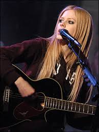 صور هانا مونتانا وافريل لافين قارنوا مين الاحلى منهم ... Avril-lavigne-400-022107