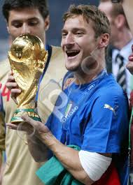 نتائج وترتيب مجموعة  شباب سيدي حملة بعد الجولة التاسعة Italys-Francesco-Totti-holds-the-trophy-0000008728