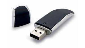 Man slikt USB-stick in uit angst