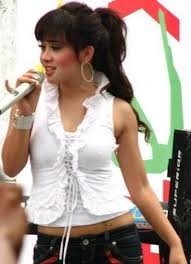 syahrini 4 Patah tumbuh, Hilang Berganti, Kisah Asmara Anang dan Syahrini Begitu Mesra