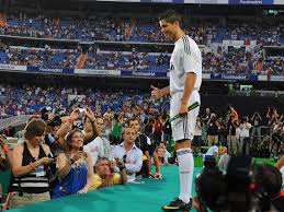 شاهد اجمل صور لى كرستيانو رونالدو Cristiano-Ronaldo-Real-Madrid-crowd_2325997