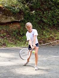nuovi utenti - Pagina 3 Child-playing-tennis