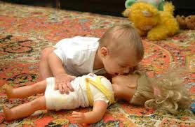 هاكم احدث اللقطات للاطفال Funny-baby-pictures-kissing-a-doll1