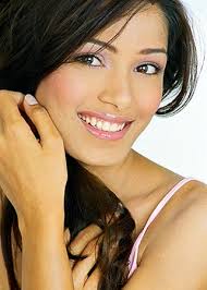 Freida Pinto no clothes