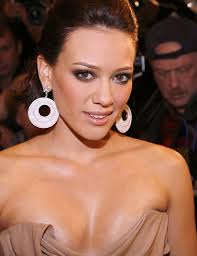 Hilary Duff Showing major tit cleavage as she ...