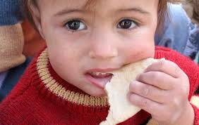 bambino che mangia il pane