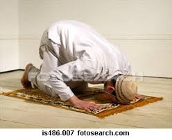 اذا رايت الله يحبس الدنيا عنك Muslim-man-praying_%7EIS486-007