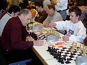 ... hier sind ihnen vier Spieler mit 3,5 Punkten dicht auf den Fersen. Die Spitzenpaarung lautet Tobias Warnecke gegen Georg Lachnit-Winter. - gruppe-d-5