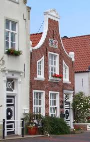 Im Haus Sielstraße Nr. 11 weist das im Giebel darauf hin, dass das Haus 1741 für die Eheleute Tobias Wilhelm Damme und Elke Ubben gebaut wurde.