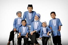 20 Desain Baju Muslim Keluarga Seragam Modern Terbaru