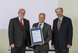 Der Präsident der Industrie- und Handelskammer Dresden Dr. Günter Bruntsch (Mitte) überreichte dem Vorstand des HZDR, Prof. Roland Sauerbrey (re.) und Prof. - ContMan.Pics