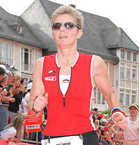 [Claudia Philippzig beim Zieleinlauf.] Nach sechsmonatiger Vorbereitung ging es für die Oberbergerin gemeinsam mit mehr als 2.000 anderen Triathleten auf ...