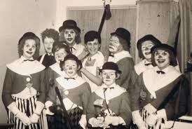 ... Erwachsenen der Familien Bernd Richartz und Toni Poth als Clowns zuerst an den Kinderzügen teilnahmen. Später wurde die Gruppe größer, ...
