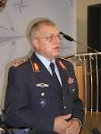 The Chairman of the Military Committee, General Harald Kujat, at the press ... - press-conf