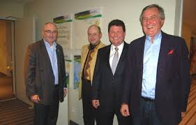 Erwin Sommerfeld (Golfpark-Betreiber), Lorenz Jurowsky (Künstler), Dieter Balzer (Präsident), Hans Loose (2. Vizepräsident) bei Einweihung der Golf- ... - big_16678689_0_707-450