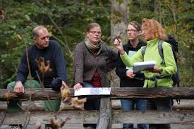 Lorenz Köppl, Michaela Künzl und Anne Katrin Heinrichs (v.l.) vom Sachgebiet Naturschutz und Planung im Nationalpark Berchtesgaden und Diplomgeographin ...