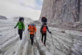 ... ab – Hansjörg Auer und Iker Pou befreiten dabei die schwierigste Seillänge im Grad 8b. Vermutlich die schwierigste Freikletteroute von Baffin Island. - Zustieg-c-Matteo-Mocellin-_-The-North-Face