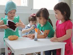 Sabbat feiern wie die Großen: Brot, Kerzen und Kidduschbecher gibt es zum Üben und Spielen in der Plüschvariante. Foto: Anja Todt