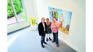 Eröffnung in der Galerie „kunstück“: Galeristen Kurt Oesterling (links), Almut Poelker, Künstler GötzeElsbeth Cochius mit einem ihrer Werke Bild: BILD: ...