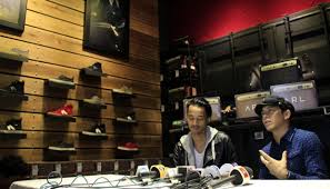 Ariel Noah Buka Toko Sepatu di Bandung | selebritas | tempo.co