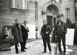 ... Gerhard Richter und Konrad Lueg im Februar 1964 mit ihren Werken im verschneiten Vorgarten der Galerie Parnass, Wuppertal. Foto: Rolf Jährling.