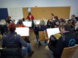 Orchesterleiterin Angelika Nikolai bringt das Akkordeonorchester auf Kurs