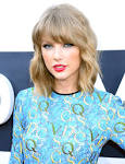 Taylor Swifts Red Lip Photo - MTV VMAs 2014 Red Carpet Beauty.