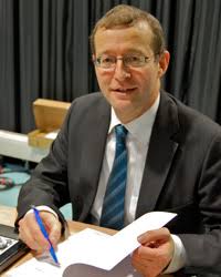 Dr. Alexander W. Roos unterzeichnet den Vertrag - HdM_Stuttgart_Prof_Roos_innen