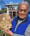 Topsy Gardner holding a photo of her father William Wereta, who died on the ... - 7540687