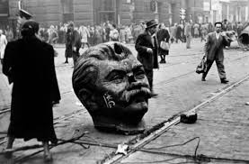 آخرین مجسمه استالین سرنگون شد+عکس 1
