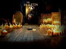 The skeleton key Images?q=tbn:ANd9GcRYUIxgMjBJwCDfy2LHUXf9_olA3PHWwcgQv3aPEvqYbJpJawrWhQ