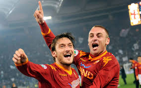 Francesco Totti y Danielle De Rossi celebran un gol de la Roma