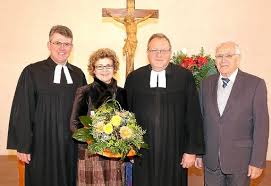 Dekan Joachim Botzenhardt (links) und Heinz Diller vom Kirchengemeinderat (rechts) verabschiedeten Pfarrer Friedemann Schwarz und seine Frau Lilija.