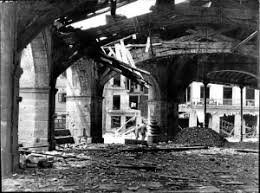 el pórtico de Santa María tras el bombardeo que asoló Durango