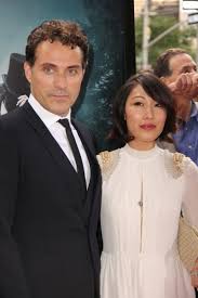 Rufus Sewell and Ami Komai Photo ( - tn-500_beimages_1055717ao