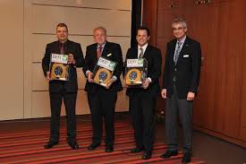 Im Rahmen der Weihnachtsfeier im Ascari-Hotel Pulheim überreichte der amtierende Präsident des Rotary Clubs Wolfgang Honnen (rechts) drei Defibrillatoren an ...