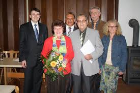 Nach der Verleihung des Ehrentitels an Hans Schmidt im Rahmen der Seelacher Bürgerversammlung 2009 entstand dieses Erinnerungsbild mit (von links) Bernd ...