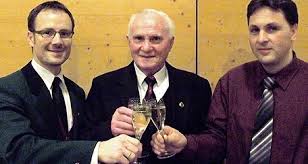 Vorsitzender Harald Rombach (links) und sein Stellvertreter Robert Zipfel (rechts) beglückwünschen Wilhelm Ketterer zum Ehrenbrief. Foto: Privat