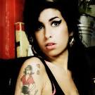 Amy Winehouse kicks man in groin, hurls abuses at panto stars - 25eyz2v