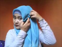 Cara Memakai jilbab segi empat untuk wajah bulat - YouTube