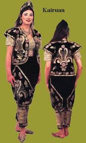 اللباس التقليدي للبلدان العربية  Images?q=tbn:ANd9GcSY-wGt4tRp5Iz22f8EeKpM0qy271F4kVFsyKYlsVgxWRmp6W2Y
