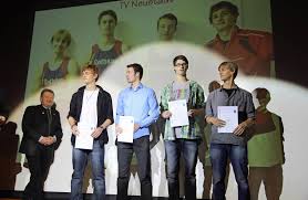 Die Staffelläufer Alex Wiesler (2. von links), Jonas Tritschler, Christopher Straub und Max Wiesler sind Mannschaft des ...