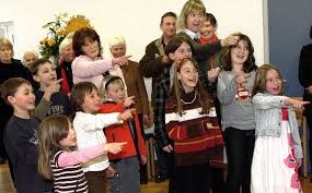 Die Jungschar (links) sang für Pfarrerin Susanne Illgner (rechts) beim Empfang im Gemeindesaal . Auf dem rechten Foto sind auch ihre beiden Kinder Anna und ... - 13405785