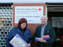 v.l. Katharina Röhr (DRK) freut sich über die Spenden von Lothar ...