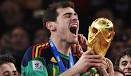 Iker Casillas streckt nach dem EM-Pokal 2008 auch den WM-Pokal in die Höhe