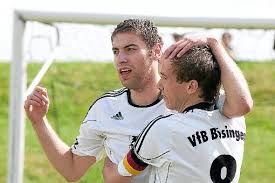 Gemeinsame Freude Der Torschütze zum 1:0, Jan Ketelhut (links), und Manuel Bantle freuen sich über den Bösinger Führungstreffer.