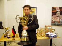 001 Roberto Alvarez con la Copa de Pocket Fritz.JPG