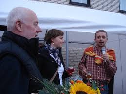 Obstweinwinzer\u0026quot; Friedrich Krone (links) bedankt sich bei Obstbauer ... - 2324703_web