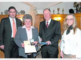 und Bürgermeisterin Pamela Kruppa (r.) überreichten Maria Stangl mit der Verdienstmedaille und Reinhard Kubo mit der Bürgermedaille aus. foto: Niedergesäss - maria